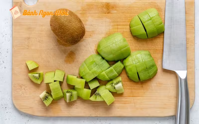Hướng dẫn cách làm panna cotta kiwi ăn một lần là “dính” 8 Cắt nhỏ Kiwi để làm mứt