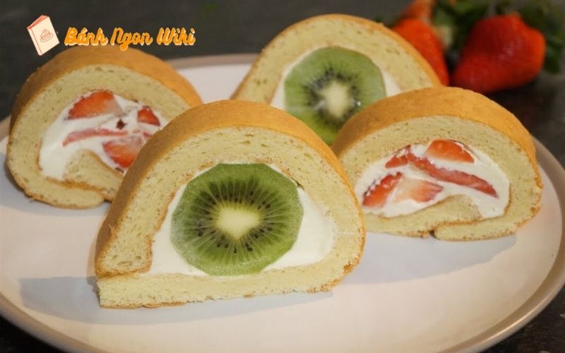 Thành phẩm bánh bông lan vị kiwi, dâu tây cuộn kem tươi