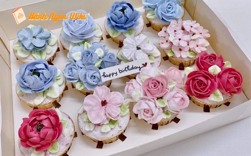 Bánh cupcake với set chủ đề hoa gửi tặng cho ngày đặc biệt của phụ nữ