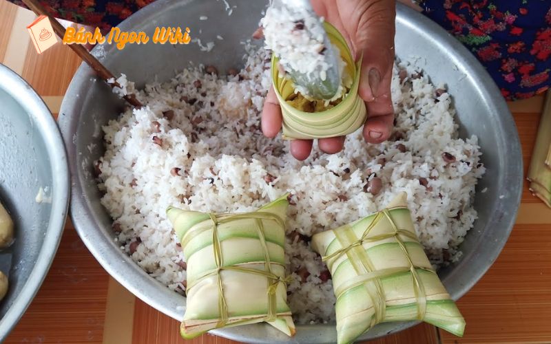 Gói bánh tét lá dừa nhân chuối