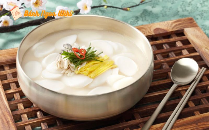 Tteokguk là món bánh truyền thống Hàn Quốc