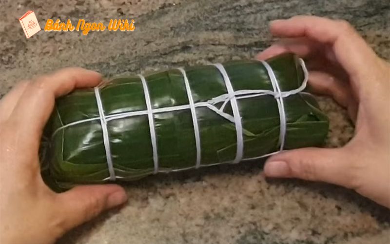 Gói bánh tét nếp cẩm