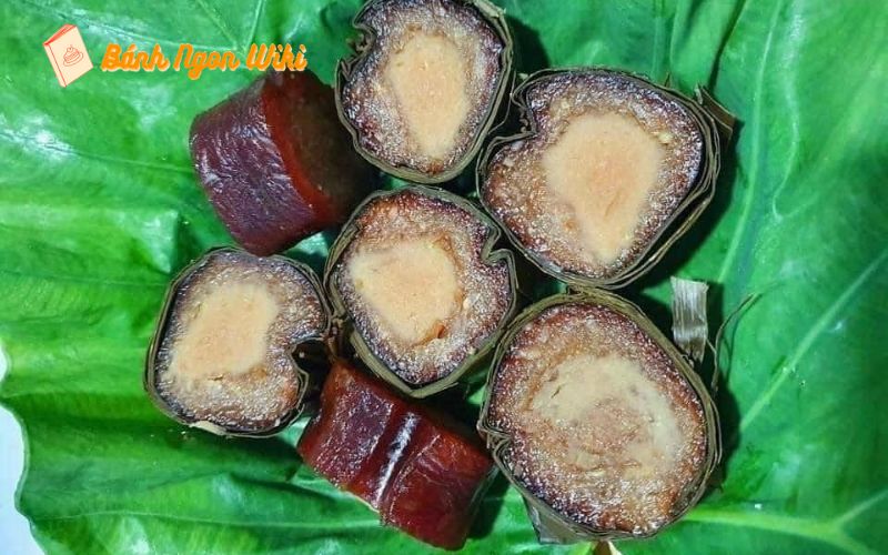 Khoanh bánh tét tro sau khi hấp có bề mặt nhẵn mịn hấp dẫn