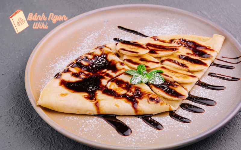 Bánh crepe xuất hiện lần đầu tiên vào khoảng thế kỷ XIII ở vùng Bretagne