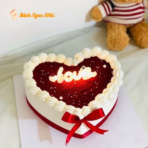 Mẫu bánh sinh nhật tặng chồng mới nhất trang trí chữ "LOVE" phát sáng