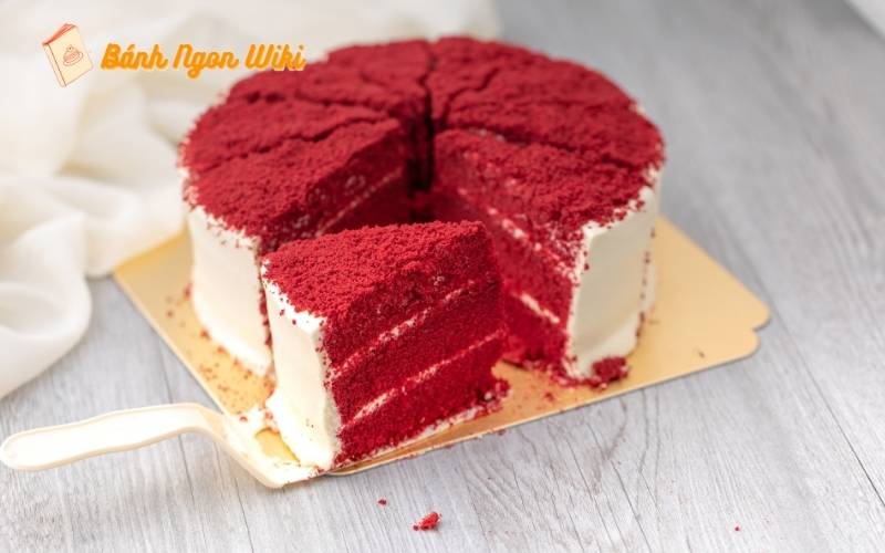 15+ Mẫu bánh sinh nhật cắt miếng tiện lợi cho mọi bữa tiệc 50 Bánh sinh nhật cắt miếng Red Velvet – Đỏ quyến rũ, vị ngọt ngào đầy mê hoặc!