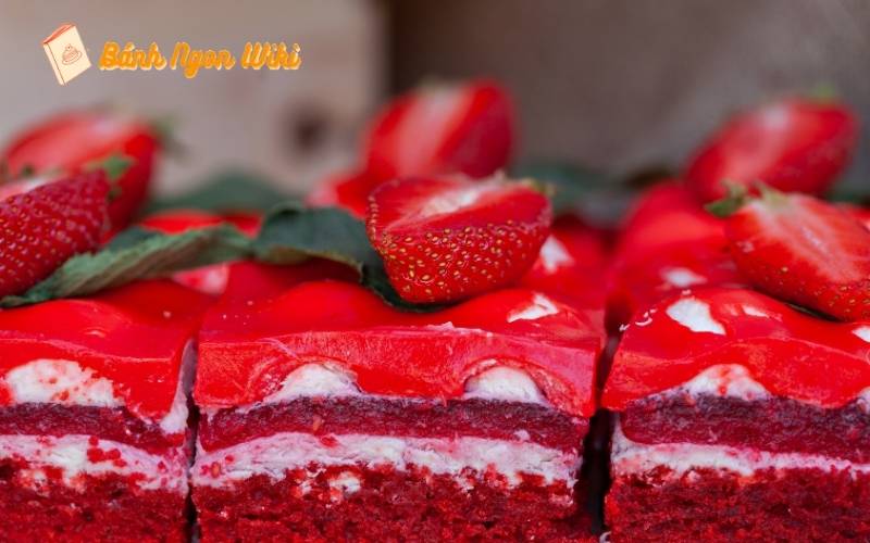 15+ Mẫu bánh sinh nhật cắt miếng tiện lợi cho mọi bữa tiệc 51 Bánh sinh nhật cắt miếng Red Velvet – Tinh tế từ màu sắc đến hương vị!