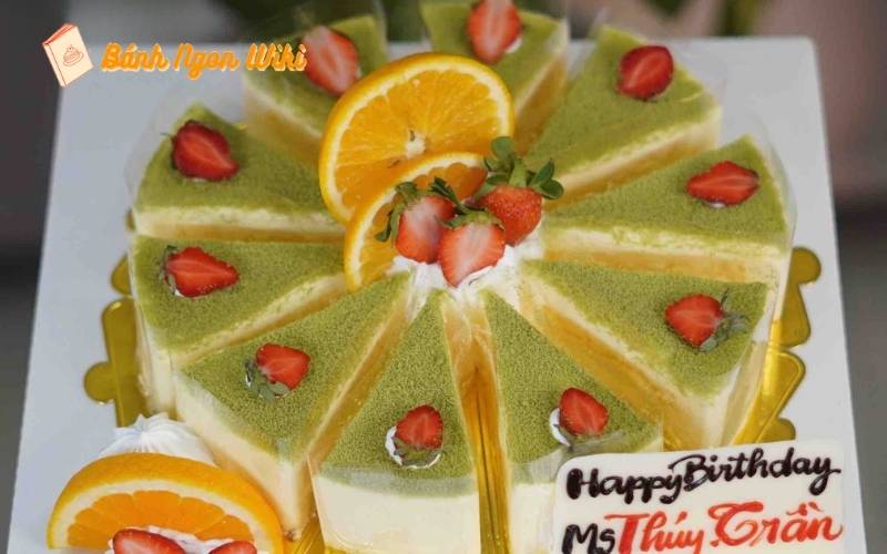 15+ Mẫu bánh sinh nhật cắt miếng tiện lợi cho mọi bữa tiệc 59 Bánh sinh nhật cắt miếng có trái cây – Vừa ngọt ngào, vừa thanh mát, ai cũng thích!