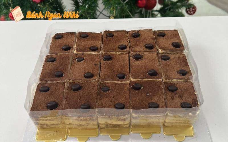 15+ Mẫu bánh sinh nhật cắt miếng tiện lợi cho mọi bữa tiệc 42 Bánh Tiramisu cắt miếng – Tan chảy ngay từ miếng đầu tiên!