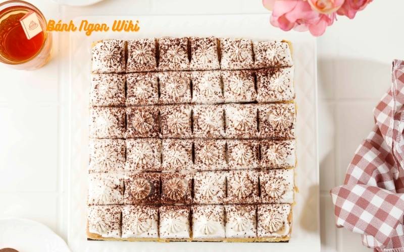 15+ Mẫu bánh sinh nhật cắt miếng tiện lợi cho mọi bữa tiệc 43 Sự hòa quyện hoàn hảo của cà phê và kem mịn