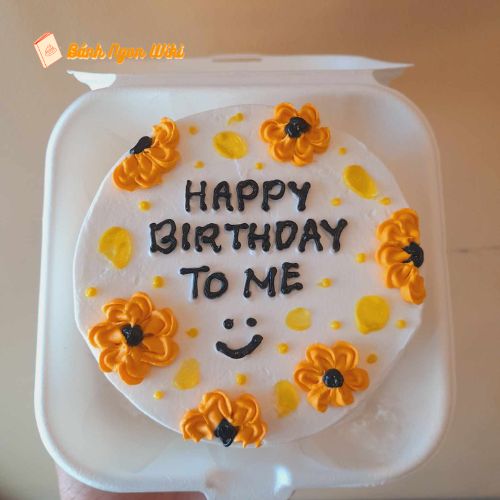 Mẫu bánh kem "Happy birthday to me" đơn giản, trang trí hoa