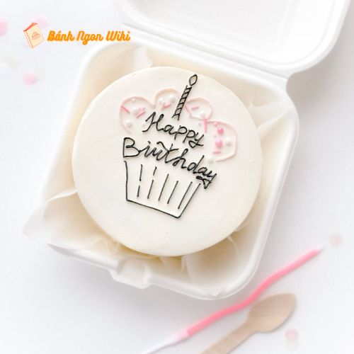 Bánh kem cho bản thân vẽ hình bánh cupcake và dòng chữ "Happy Birthday"