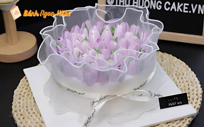 20+ Kiểu bánh sinh nhật hoa Tulip và bí quyết tạo dấu ấn thú vị 45 Sắc tím dịu dàng, bánh sinh nhật hoa tulip tím làm say đắm lòng người!