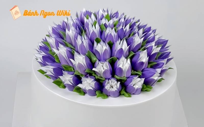 20+ Kiểu bánh sinh nhật hoa Tulip và bí quyết tạo dấu ấn thú vị 47 Bữa tiệc thêm ấn tượng với bánh sinh nhật hoa tulip tím đầy tinh tế!