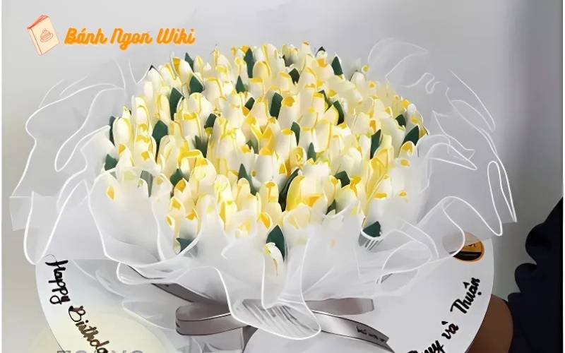 20+ Kiểu bánh sinh nhật hoa Tulip và bí quyết tạo dấu ấn thú vị 51 Tỏa sáng bữa tiệc với bánh sinh nhật hoa tulip vàng lung linh!