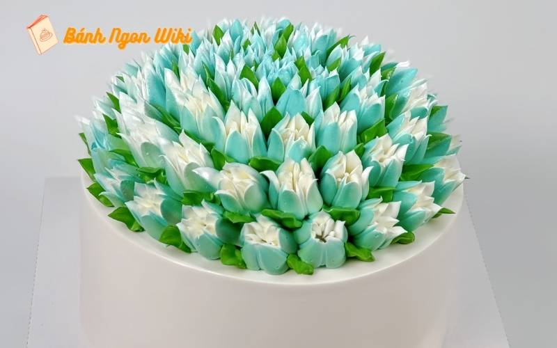 20+ Kiểu bánh sinh nhật hoa Tulip và bí quyết tạo dấu ấn thú vị 41 Tạo điểm nhấn ấn tượng với bánh sinh nhật hoa tulip màu xanh!