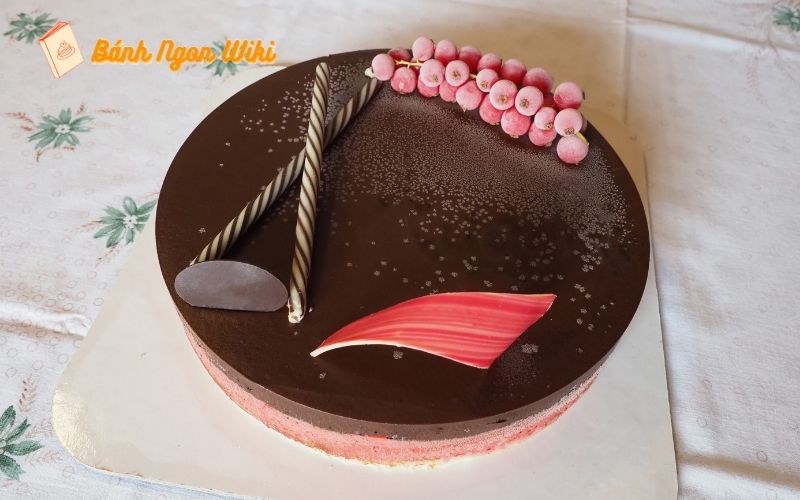 Tổng hợp những mẫu bánh sinh nhật Socola đẹp, hot nhất 2025 35 Đơn giản nhưng tinh tế – Kiểu bánh đơn giản chinh phục mọi trái tim yêu bánh