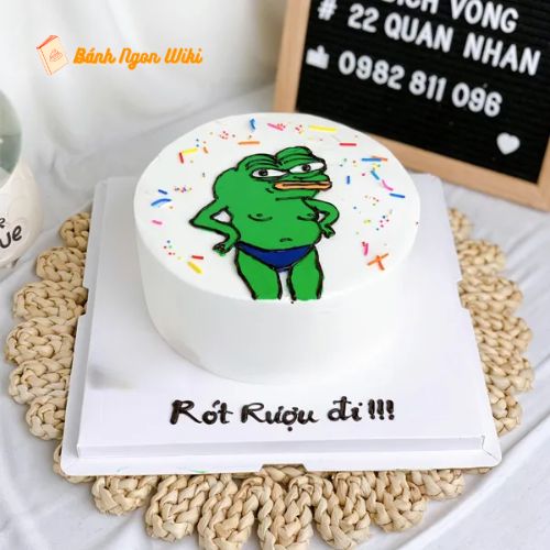 Tạo tiếng cười cho bạn thân với chiếc bánh sinh nhật hình con ếch meme hài tếu