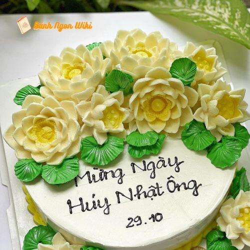 Mẫu bánh sinh nhật mừng thọ nhẹ nhàng, thanh lịch với họa tiết hoa sen, gửi gắm lời chúc sức khỏe